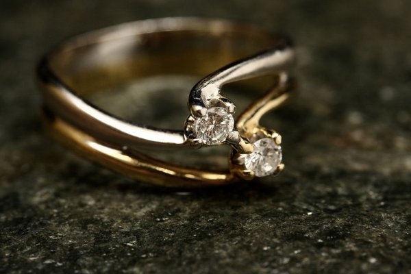gold vs platinum engagement ring