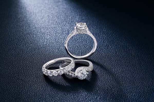 lab grown vs natural diamond engagement ring